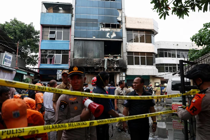 Theo cập nhật mới nhất tính đến 17h00 ngày 9/12 (giờ địa phương), số người thiệt mạng trong vụ hoả hoạn xảy ra tại toà nhà văn phòng 7 tầng ở thủ đô Jakarta đã tăng lên 22 người. Trong đó, 7 thi thể nạn nhân được xác định là nam giới và 15 người còn lại là nữ giới. (Ảnh: Reuters)