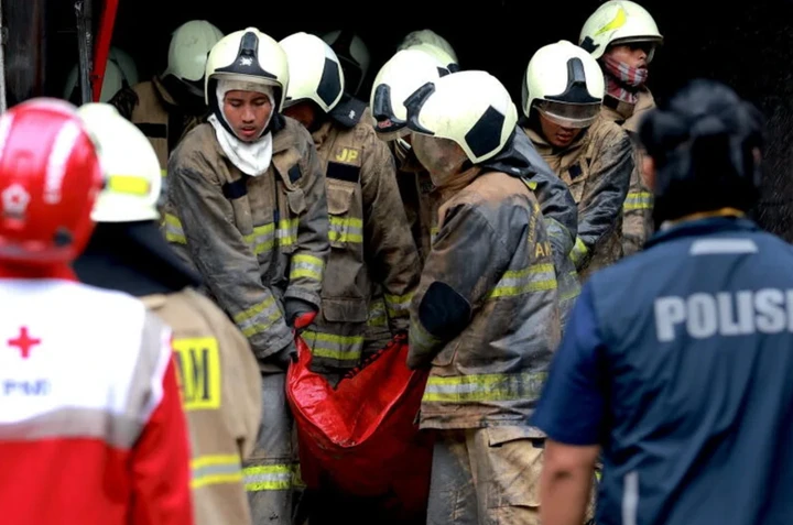 Hầu hết nạn nhân dường như không bị bỏng và rất có thể đã tử vong do ngạt thở. Các thi thể được đưa đến bệnh viện cảnh sát để khám nghiệm pháp y. (Ảnh: EPA)