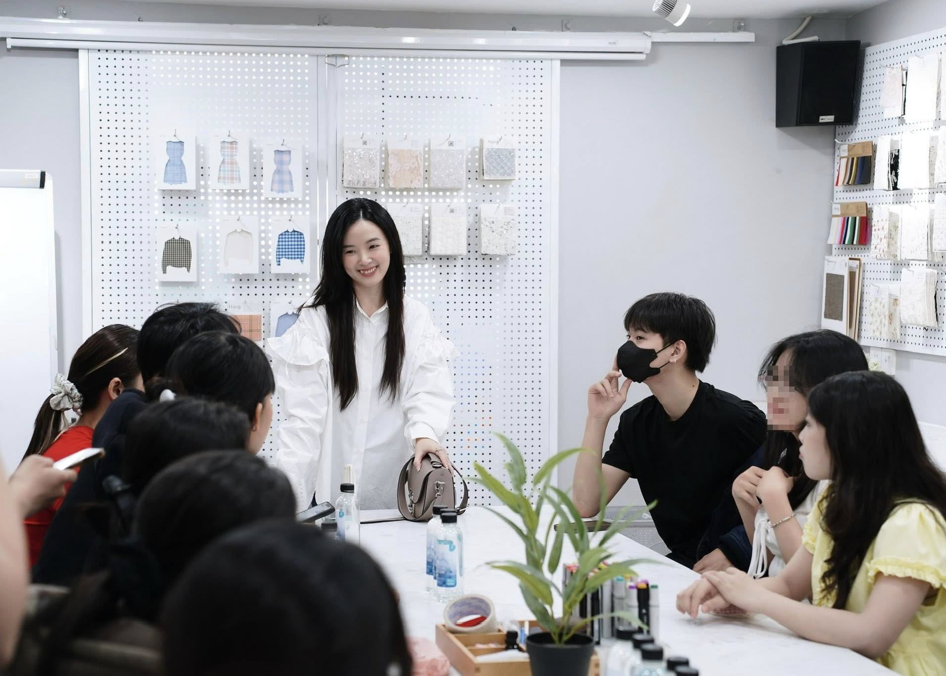 Nhan sắc của Midu qua ống kính chụp lén của sinh viên