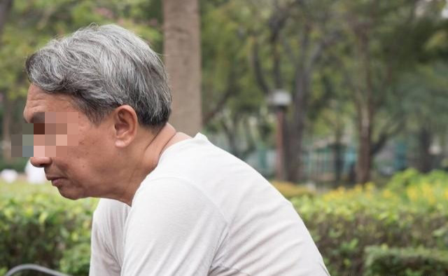 Nhặt rác, ăn đồ thừa để cho con gái du học, người cha tật nguyền nghẹn đắng khi con nói một câu - Ảnh 1.