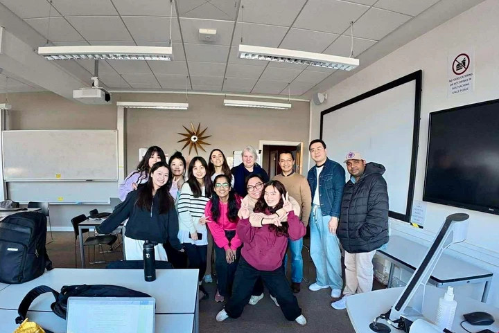 Việt chụp cùng các bạn cùng ngành Thạc sĩ giáo dục tại Đại học Bristol, Anh, tháng 4/2025.