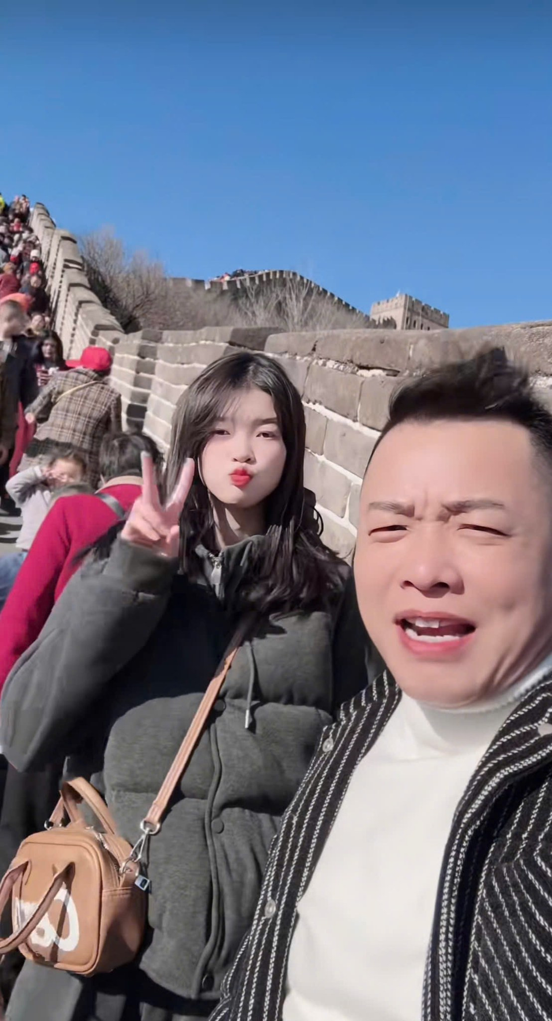 Tôn Bằng khoe ảnh cưới với vợ thứ 4 kém 26 tuổi