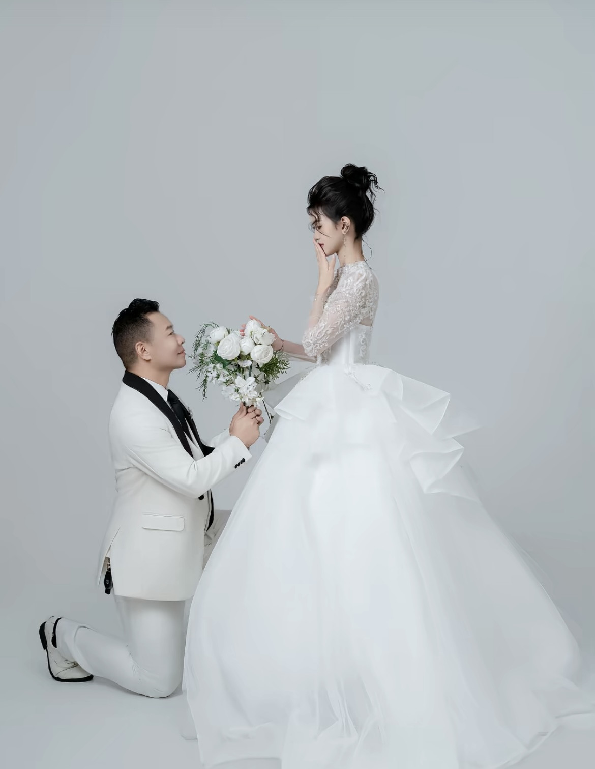 Tôn Bằng khoe ảnh cưới với vợ thứ 4 kém 26 tuổi