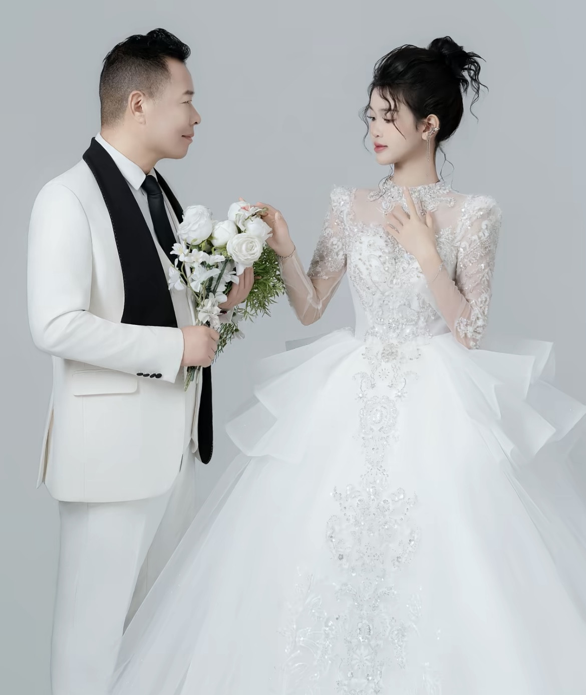 Tôn Bằng khoe ảnh cưới với vợ thứ 4 kém 26 tuổi