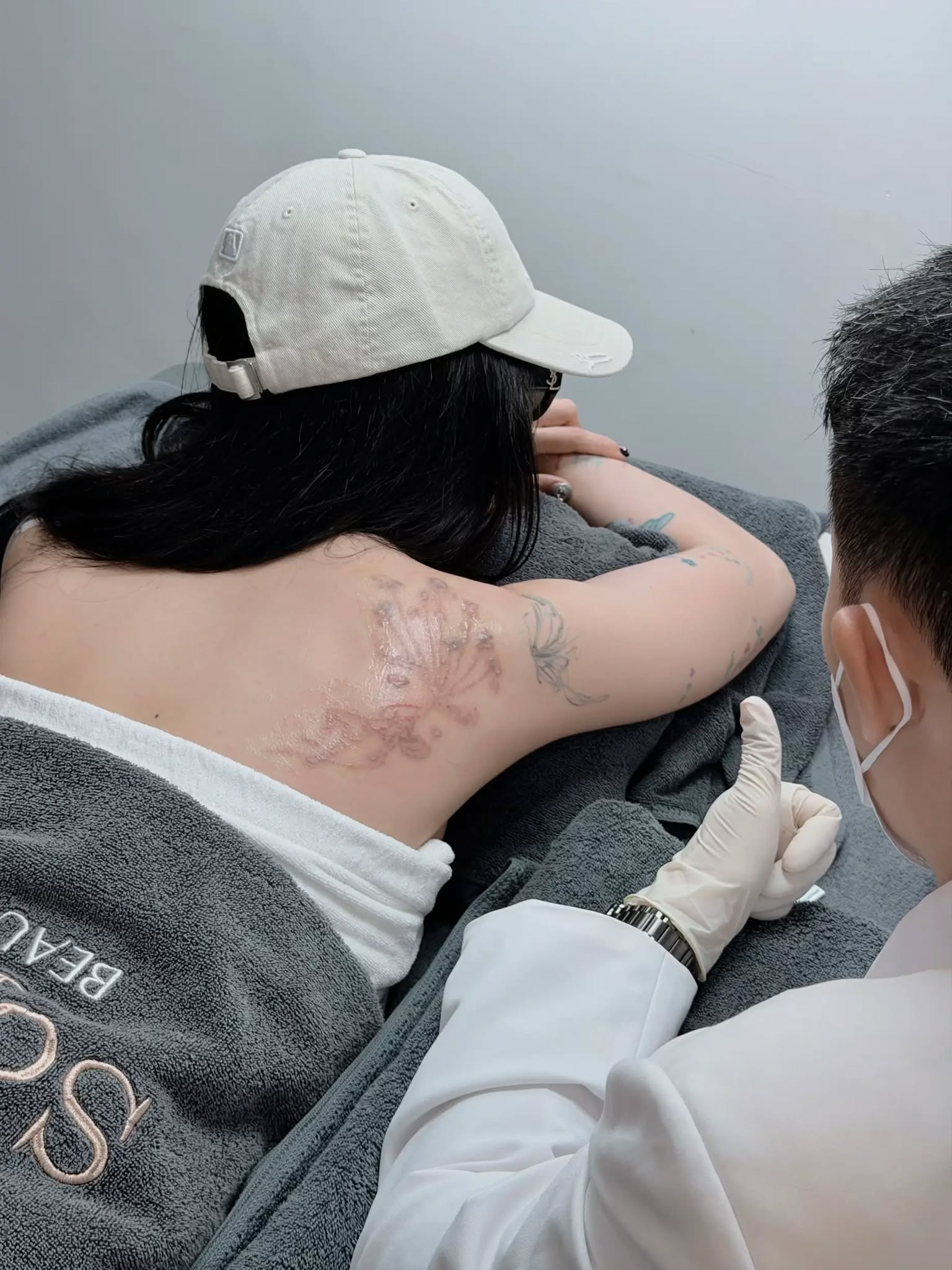 CiiN xoá sạch hình xăm sau ồn ào không được lòng mẹ bạn trai OgeNus