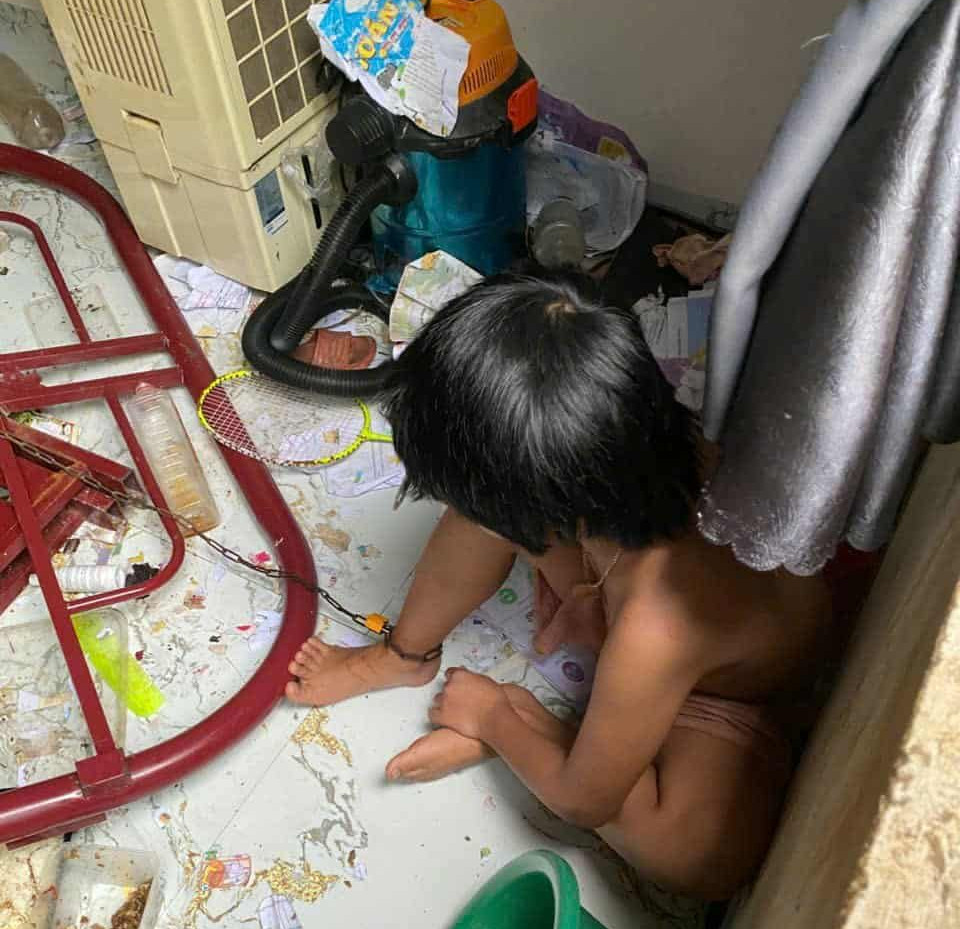 Nghi vấn cha xích nhốt con , bỏ đói Hai bé gái ở Đắk Lắk gây phẫn nộ - Ảnh 3.