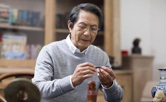 Sau 2 năm nghỉ hưu, tôi mới thấm thía: Mối quan hệ chỉ bền khi mình còn giá trị - Ảnh 1.