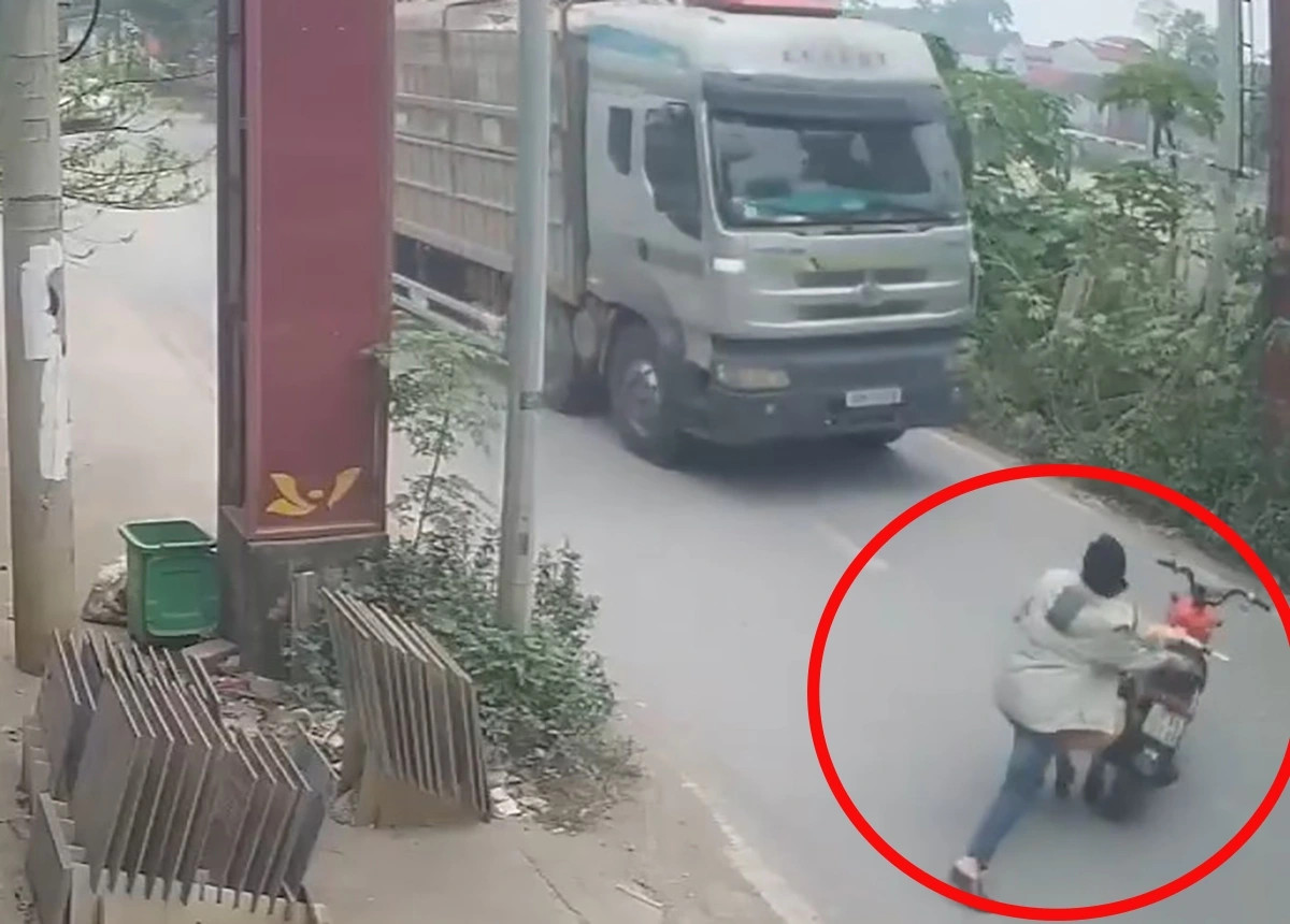 tam giu doi tuong day csgt vao dau xe tai roi bo chay hinh anh 1