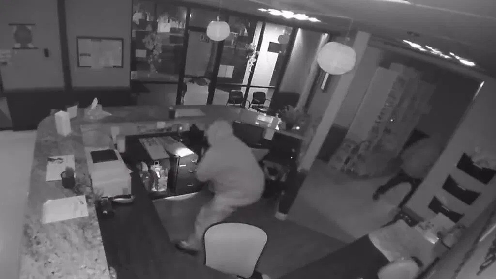 Trộm đột nhập bệnh viện, nhiều bình tro cốt bị lấy đi - Ảnh 1.