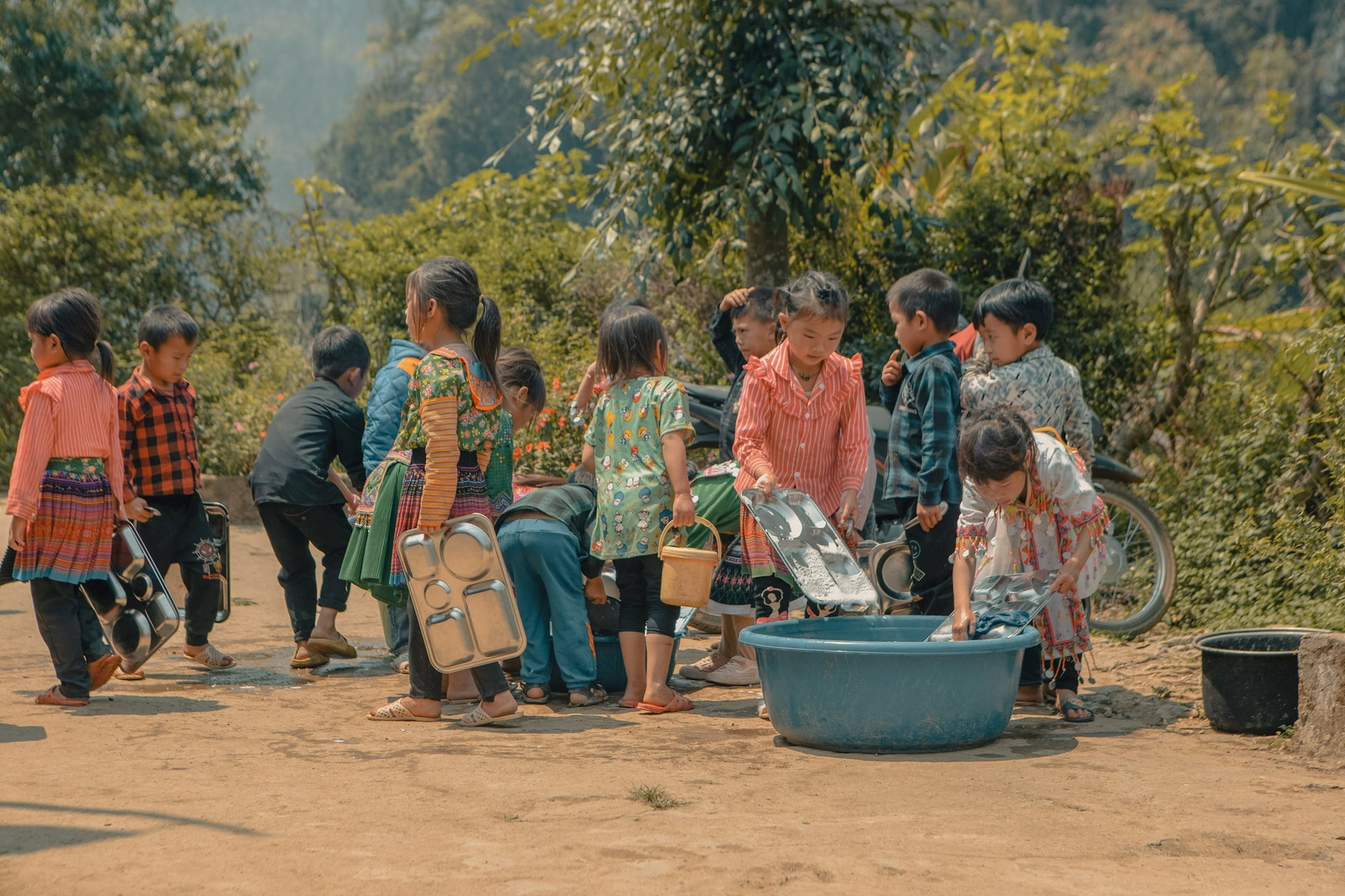 Từ lùm xùm dự án Nuôi em: Làm từ thiện bằng tiền của cộng đồng không phải là