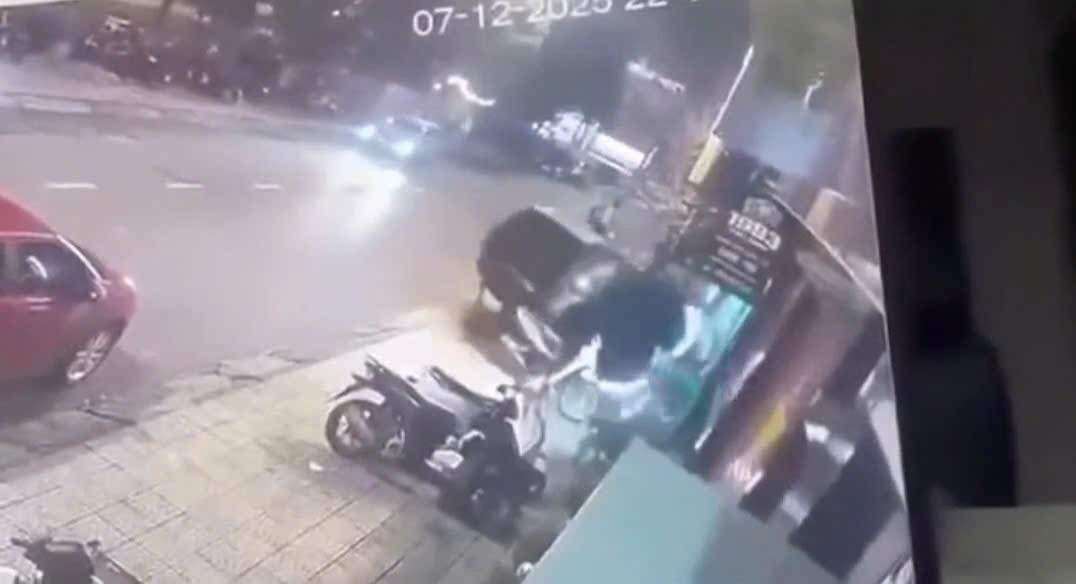 Kinh hoàng nam thanh niên lao ô tô tông thẳng vào nhiều người sau cuộc ẩu đả ở Đà Lạt插图2 Kinh hoàng nam thanh niên lao ô tô tông thẳng vào nhiều người sau cuộc ẩu đả ở Đà Lạt插图2