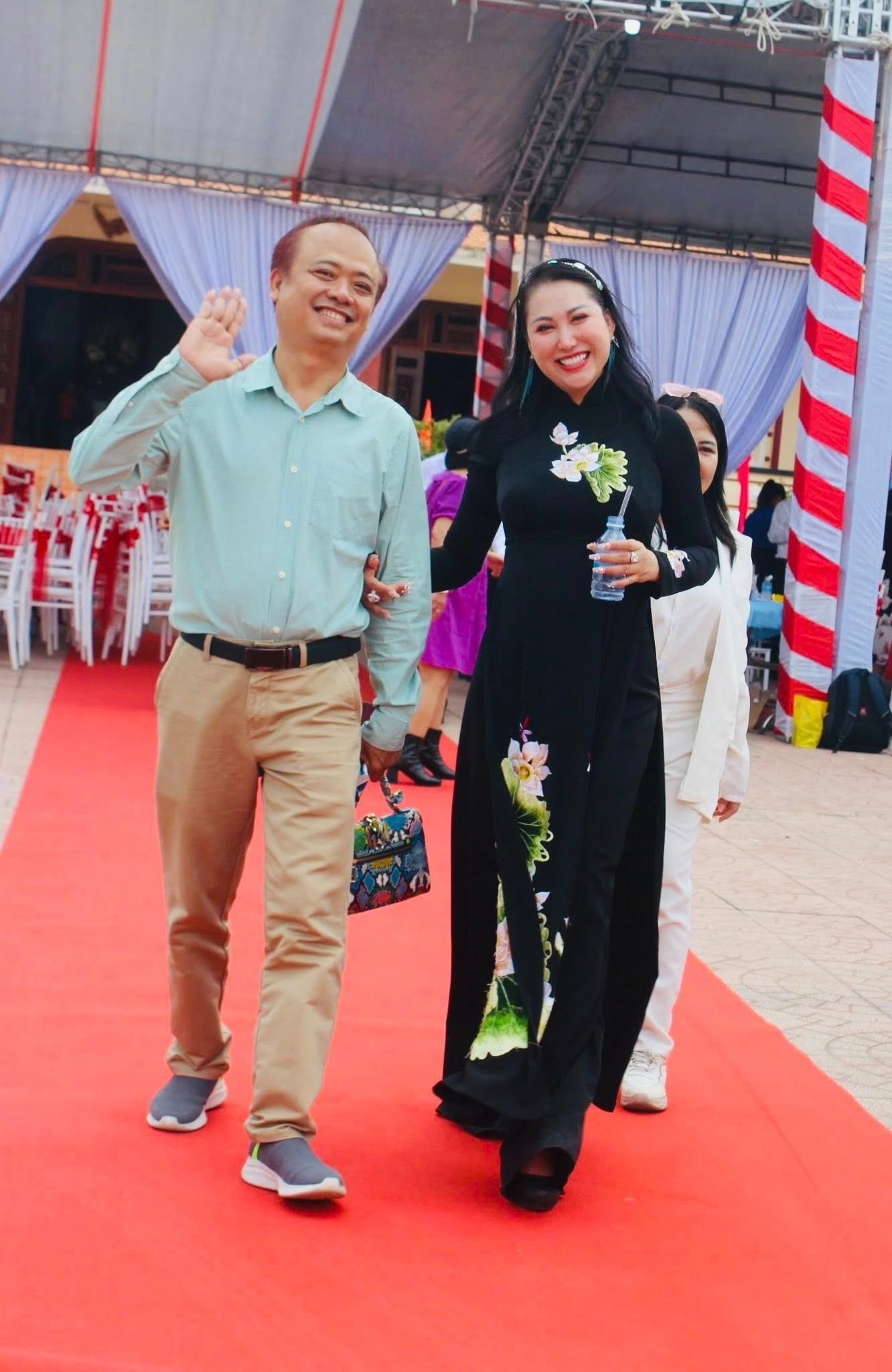 Phi Thanh Vân công khai loạt ảnh tình tứ bên bạn trai U60 sau tin đồn chia tay