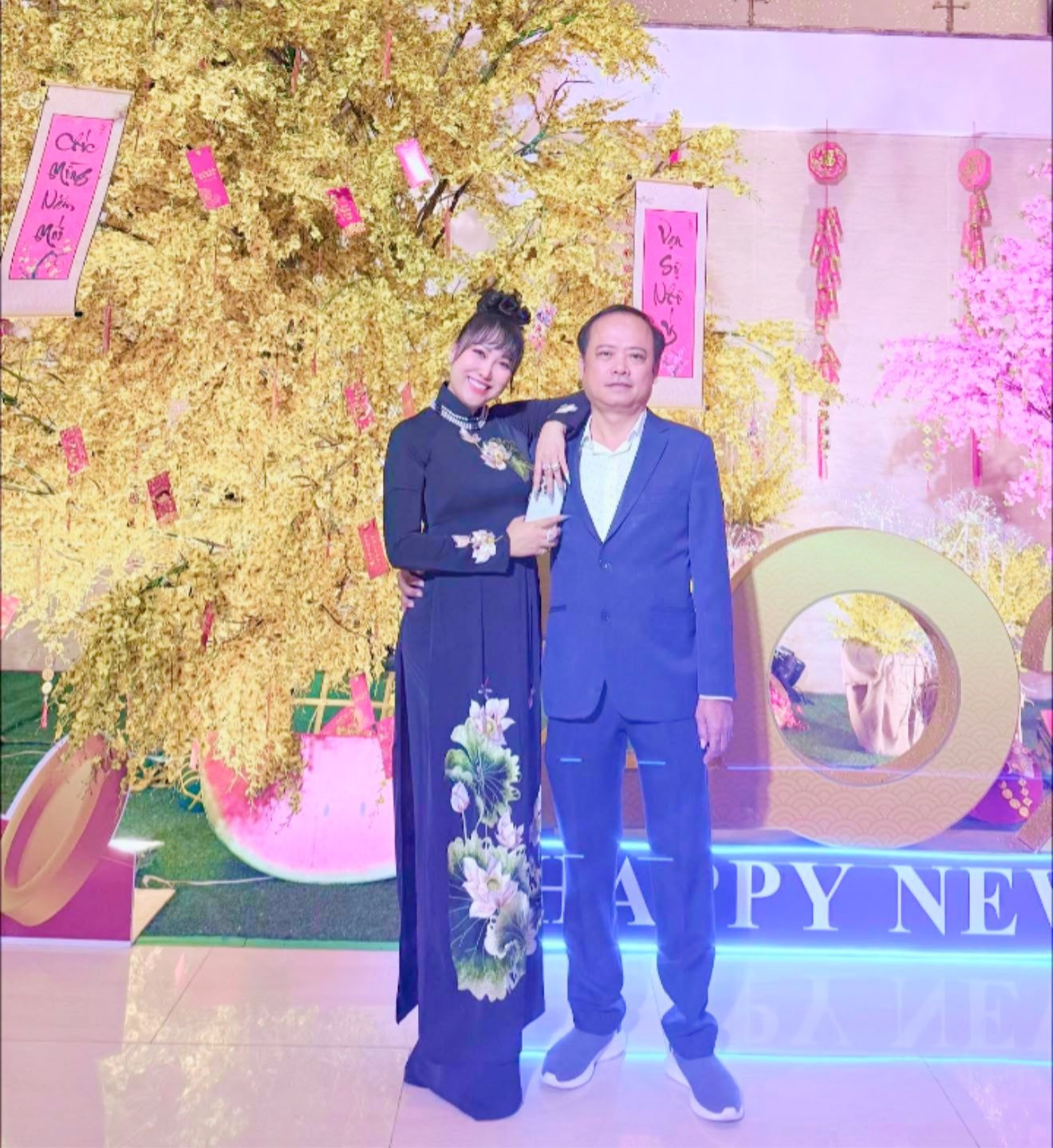 Phi Thanh Vân công khai loạt ảnh tình tứ bên bạn trai U60 sau tin đồn chia tay