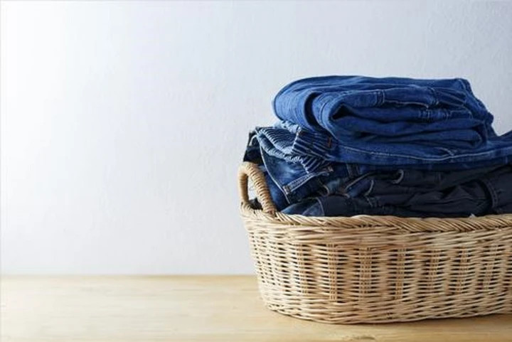 Không nên giặt quần jeans sau khi phơi khô.