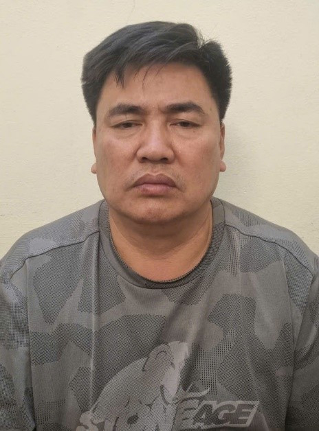 Người đàn ông ôm đẩy CSGT vào xe tải: Hành vi đáng lên án - Ảnh 1.