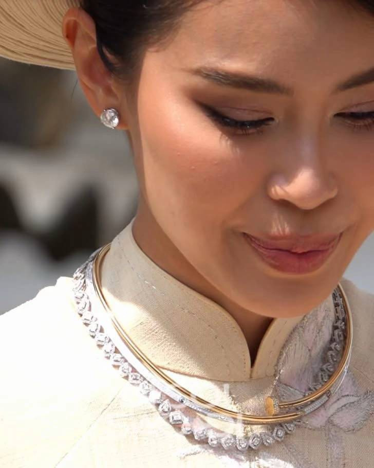 Bóc giá loạt phụ kiện đắt xắt ra miếng chồng Tiên Nguyễn đeo trong hôn lễ