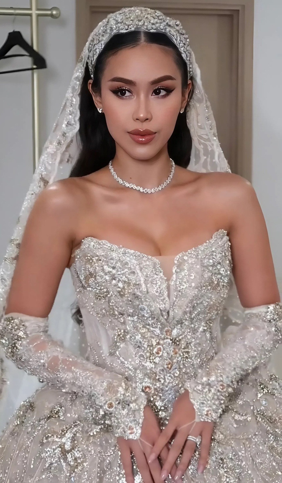 Bóc giá loạt phụ kiện đắt xắt ra miếng chồng Tiên Nguyễn đeo trong hôn lễ