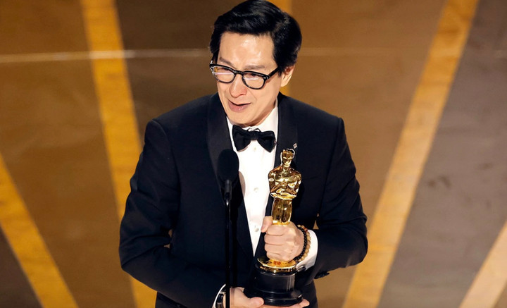 Quan Kế Huy chạm tay tới tượng vàng Oscar.