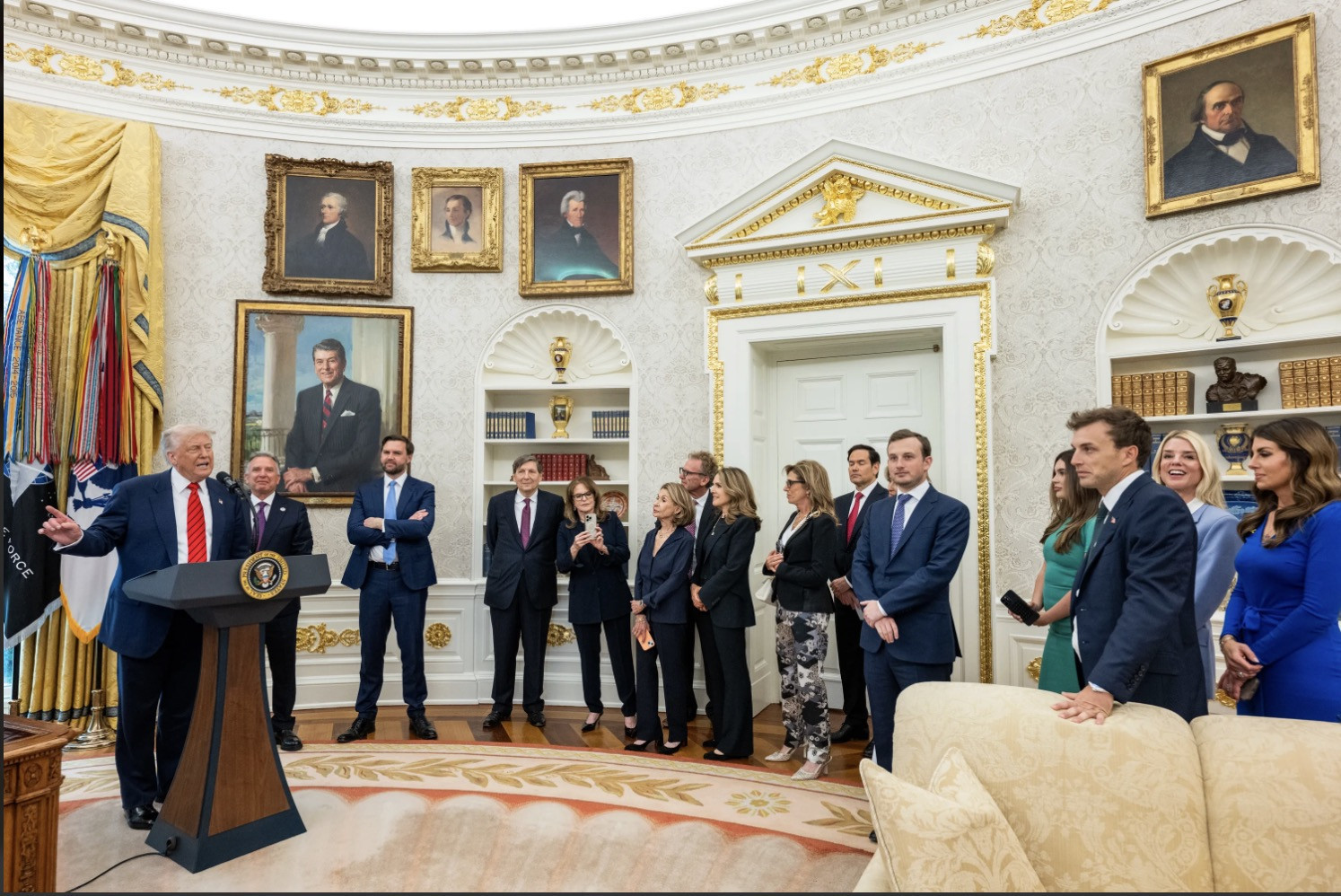 Tổng thống Donald Trump và Phó Tổng thống JD Vance cùng các cố vấn, phái viên. Ảnh: Nhà Trắng