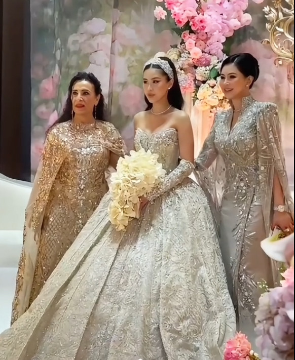 Mẹ tỷ phú của Tiên Nguyễn đẹp xuất sắc trong hôn lễ của con gái ở Đà Nẵng