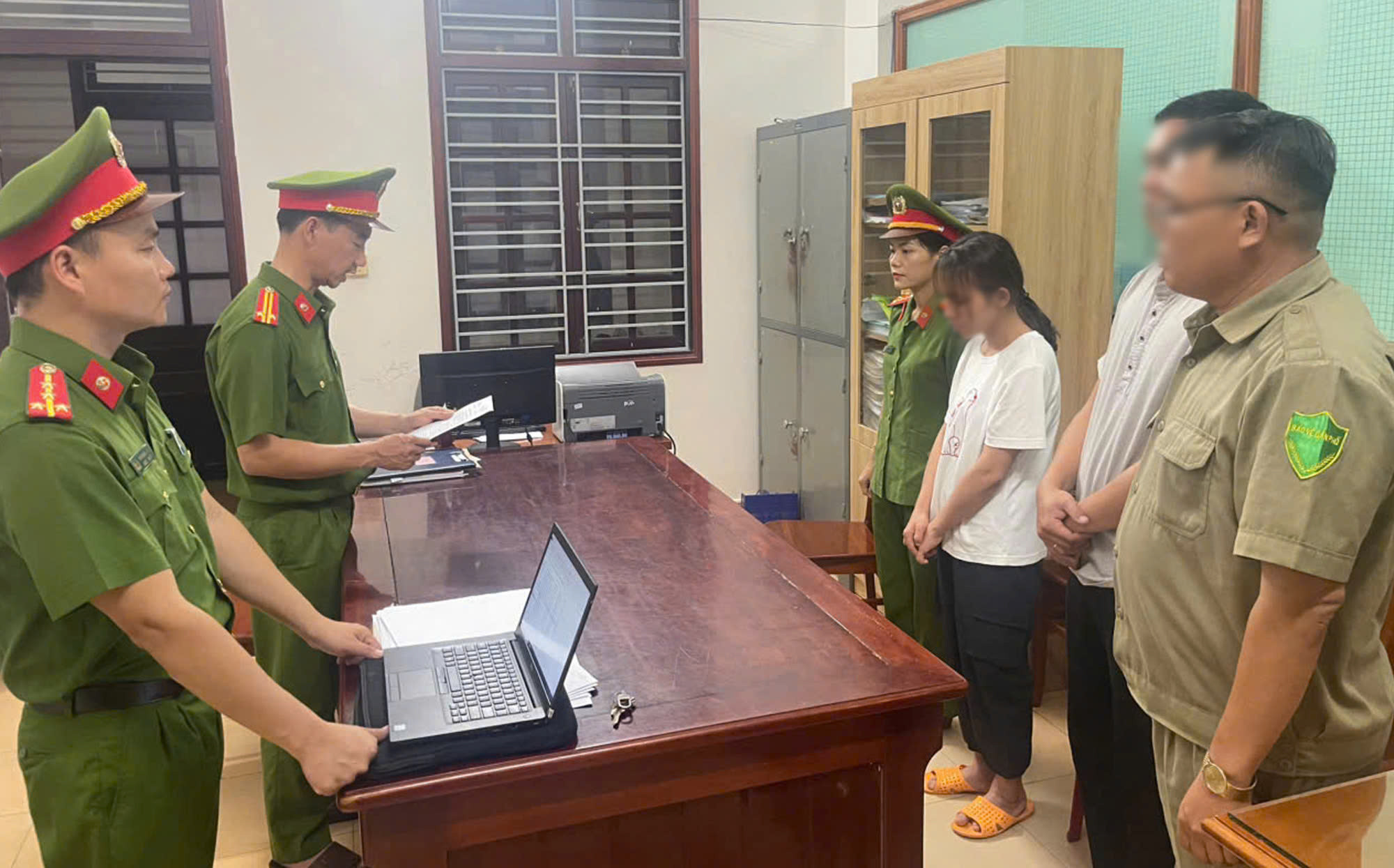 Nữ giáo viên mầm non hành hạ trẻ em bị tuyên án 9 tháng tù giam - Ảnh 1.