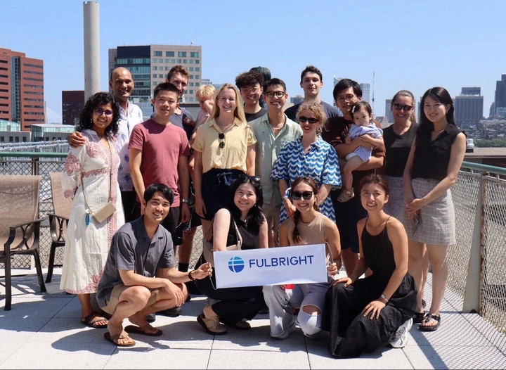 Tùng cùng các bạn giành học bổng toàn phần Chính phủ Mỹ Fulbright chụp ảnh tại Cambridge, Massachusetts hồi tháng 8/2025.