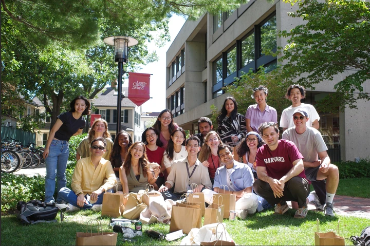 Tùng và các bạn học đến từ nhiều quốc gia tại Harvard.