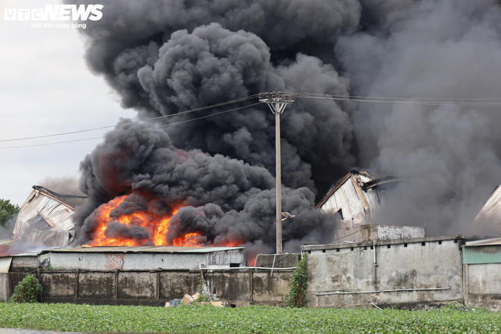 Bên trong xưởng chứa nhiều nguyên vật liệu dễ cháy khiến ngọn lửa bùng phát dữ dội. (Ảnh: Minh Khang)