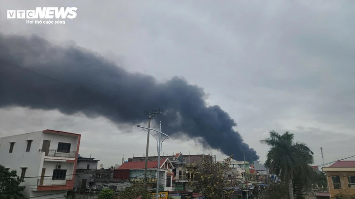 Từ xa có thể thấy cột khói đen bốc cao từ vụ cháy.