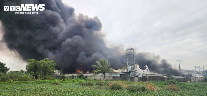 Khu nhà xưởng rộng hàng trăm mét vuông bị khói lửa bao trùm. (Ảnh: Minh Khang)