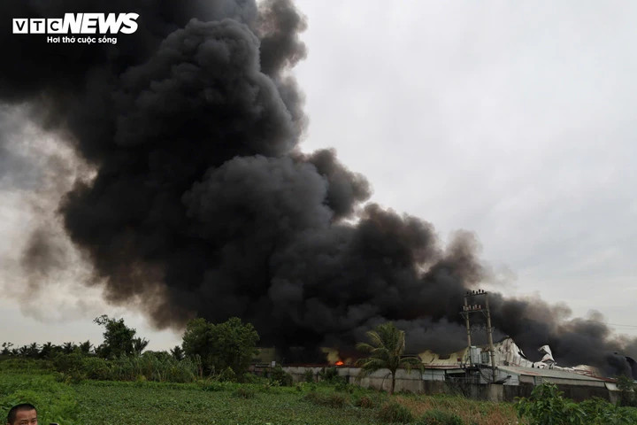 Khói lửa bao trùm khu vực nhà xưởng rộng hàng trăm mét vuông gây khó khăn cho công tác dập lửa. (Ảnh: Minh Khang)