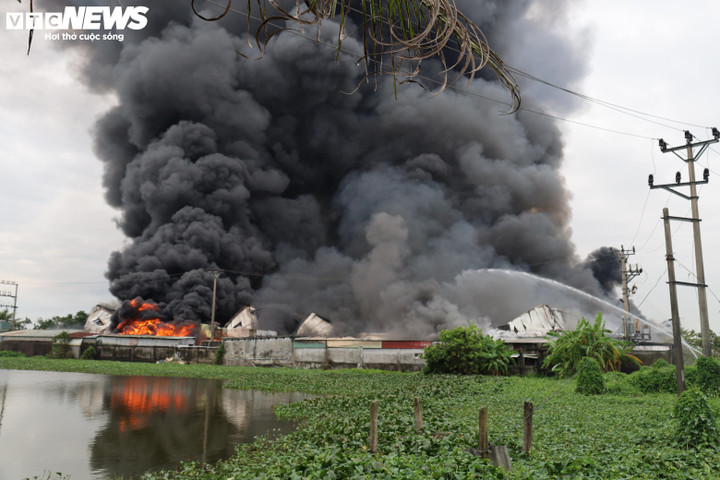 Đám cháy quá lớn khiến vòi cứu hỏa của lực lượng chữa cháy trở nên