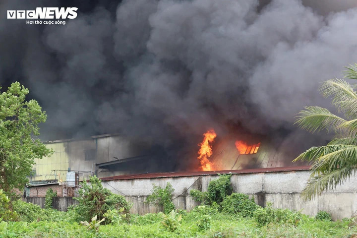 Khói lửa bao trùm khu vực nhà xưởng rộng hàng trăm mét vuông gây khó khăn cho công tác dập lửa. (Ảnh: Minh Khang)