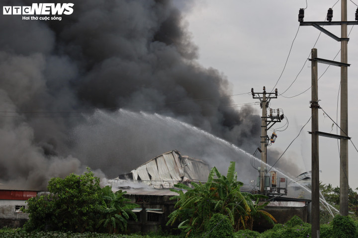 Đến 9h30 ngày 14/12, lực lượng chức năng vẫn đang nỗ lực dập lửa. (Ảnh: Minh Khang)