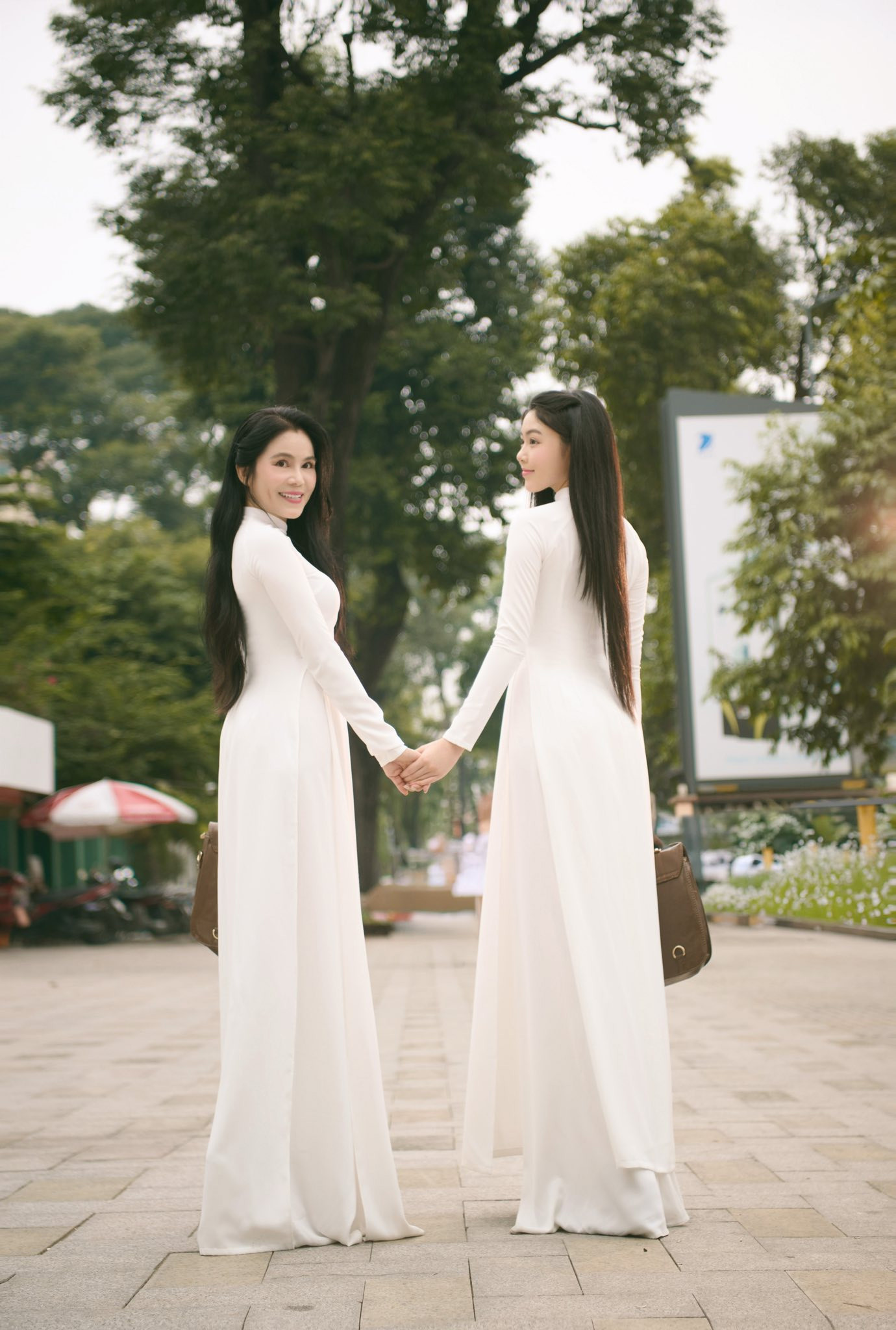 Con gái MC Quyền Linh khoe ảnh bên mẹ quyền lực nhan sắc trẻ đẹp gây sốt