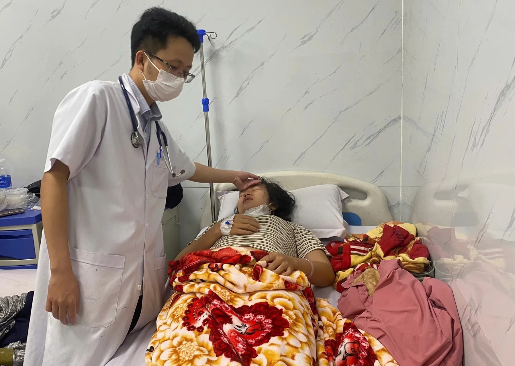 Đình chỉ cơ sở bánh mì Hồng Vân sau khi có 78 người nhập viện - Ảnh 2.