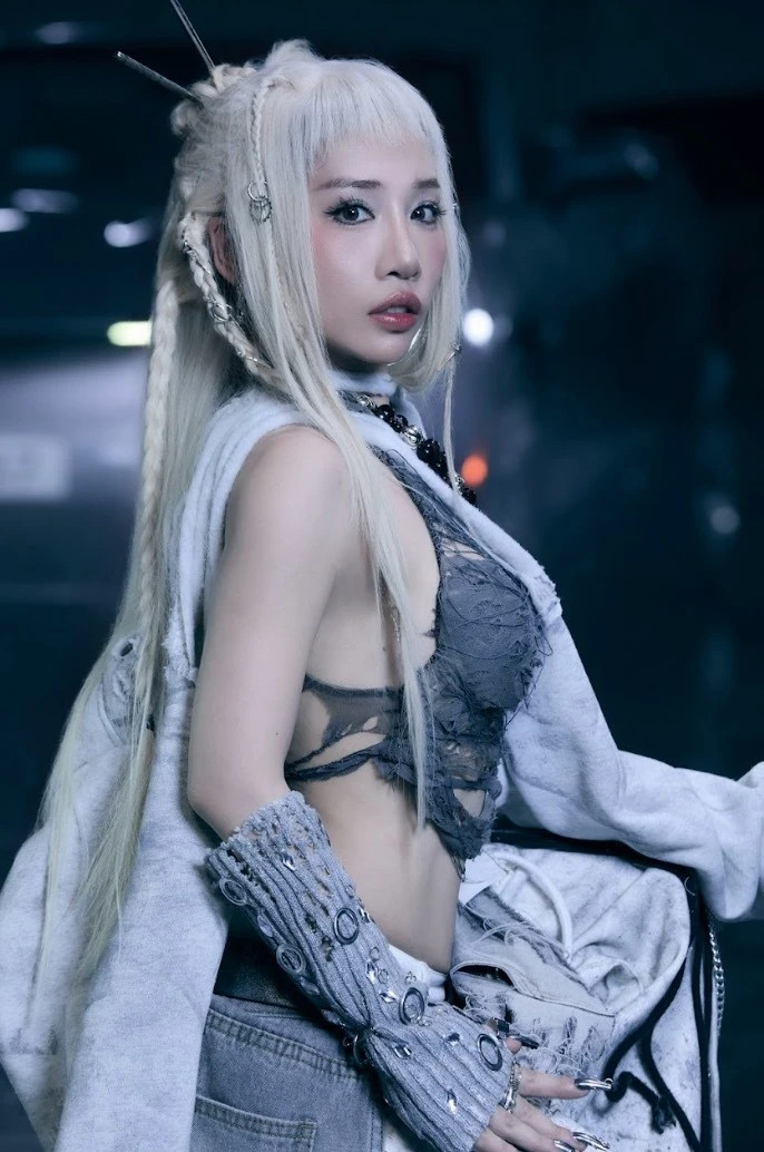 Hằng BingBoong tái xuất với hình ảnh mới sau nhiều năm