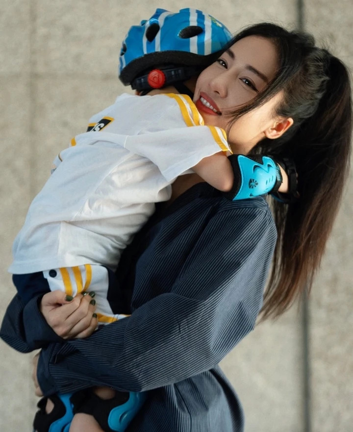 Nữ ca sĩ làm mẹ đơn thân nuôi con trai.