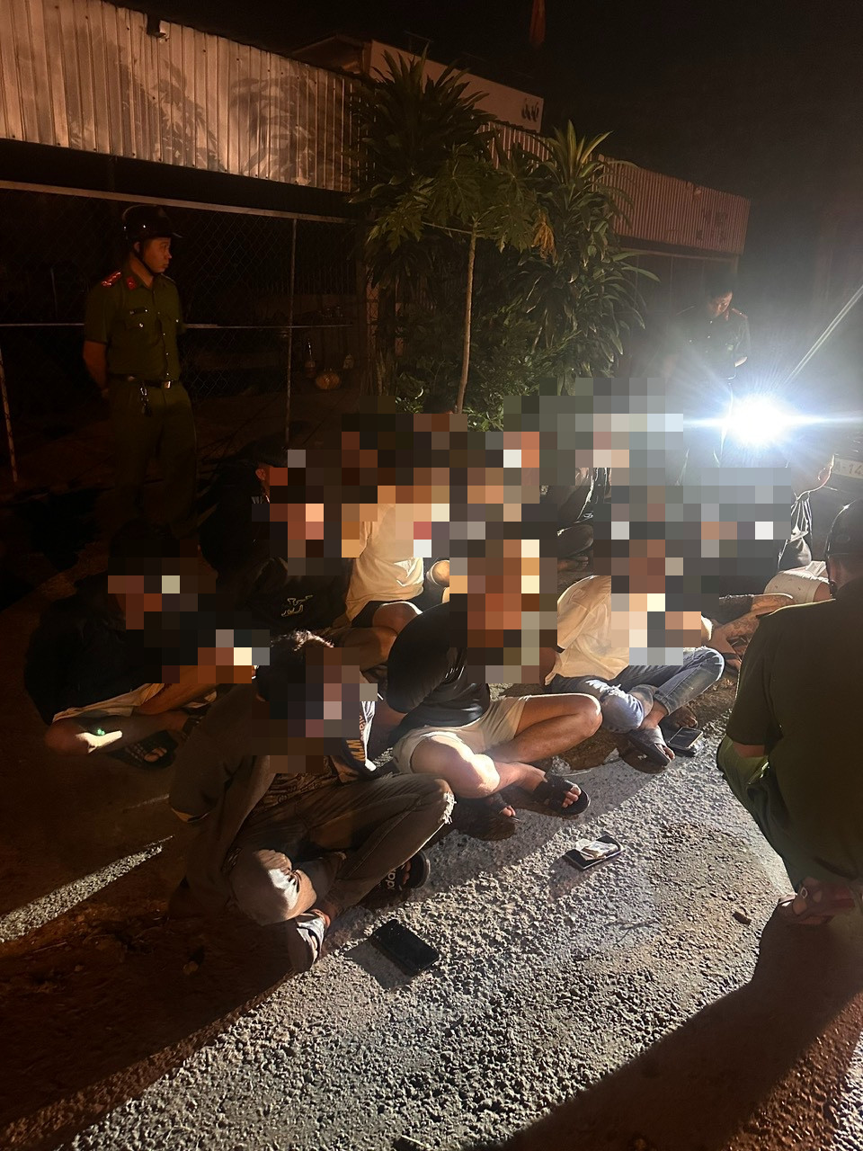 Công an Vĩnh Long phát hiện ô tô chở 20 thanh niên mang hung khí - Ảnh 1.