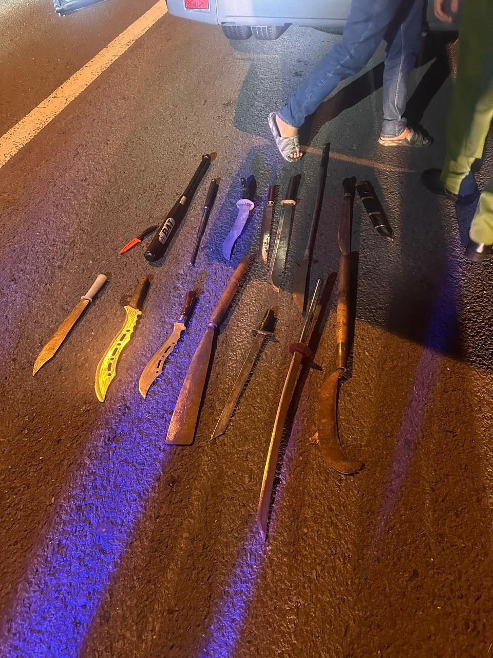 Công an Vĩnh Long phát hiện ô tô chở 20 thanh niên mang hung khí - Ảnh 2.