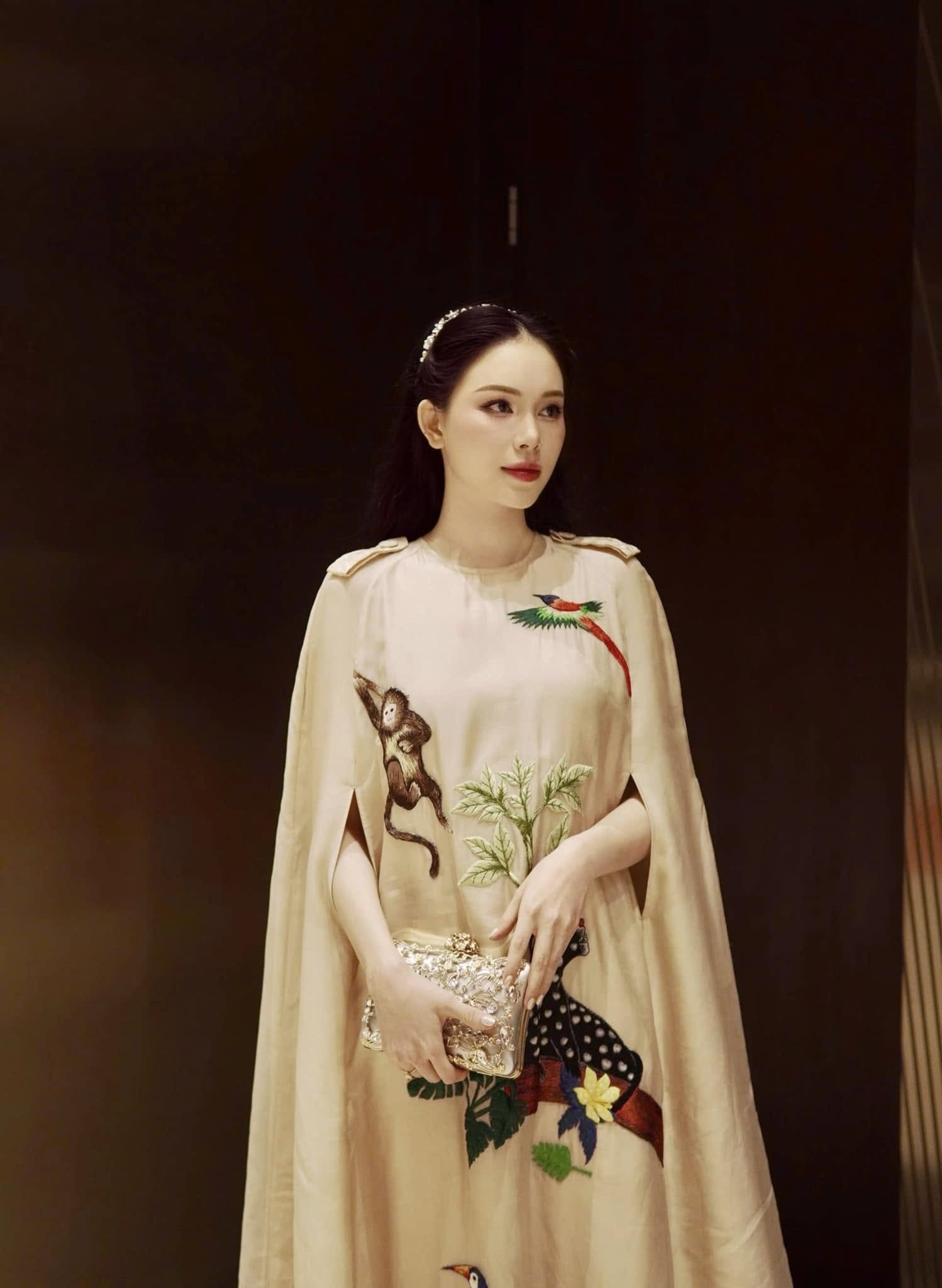 Bóc giá chiếc túi hàng hiệu của Linh Rin trong đám cưới con gái tỉ phú Johnathan Hạnh Nguyễn - Ảnh 6.