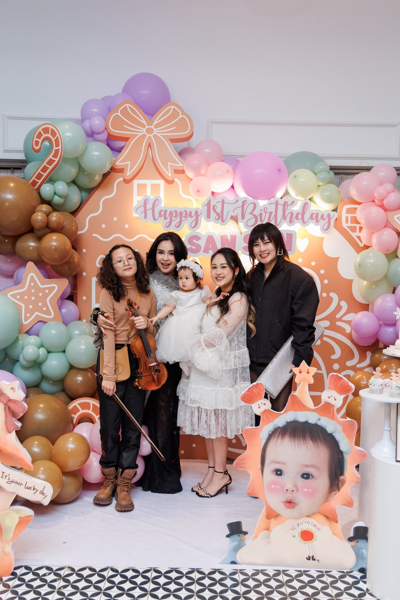 Cháu ngoại NSND Thanh Lam chọn 'cầm mic' trong tiệc đầy năm - Ảnh 6.