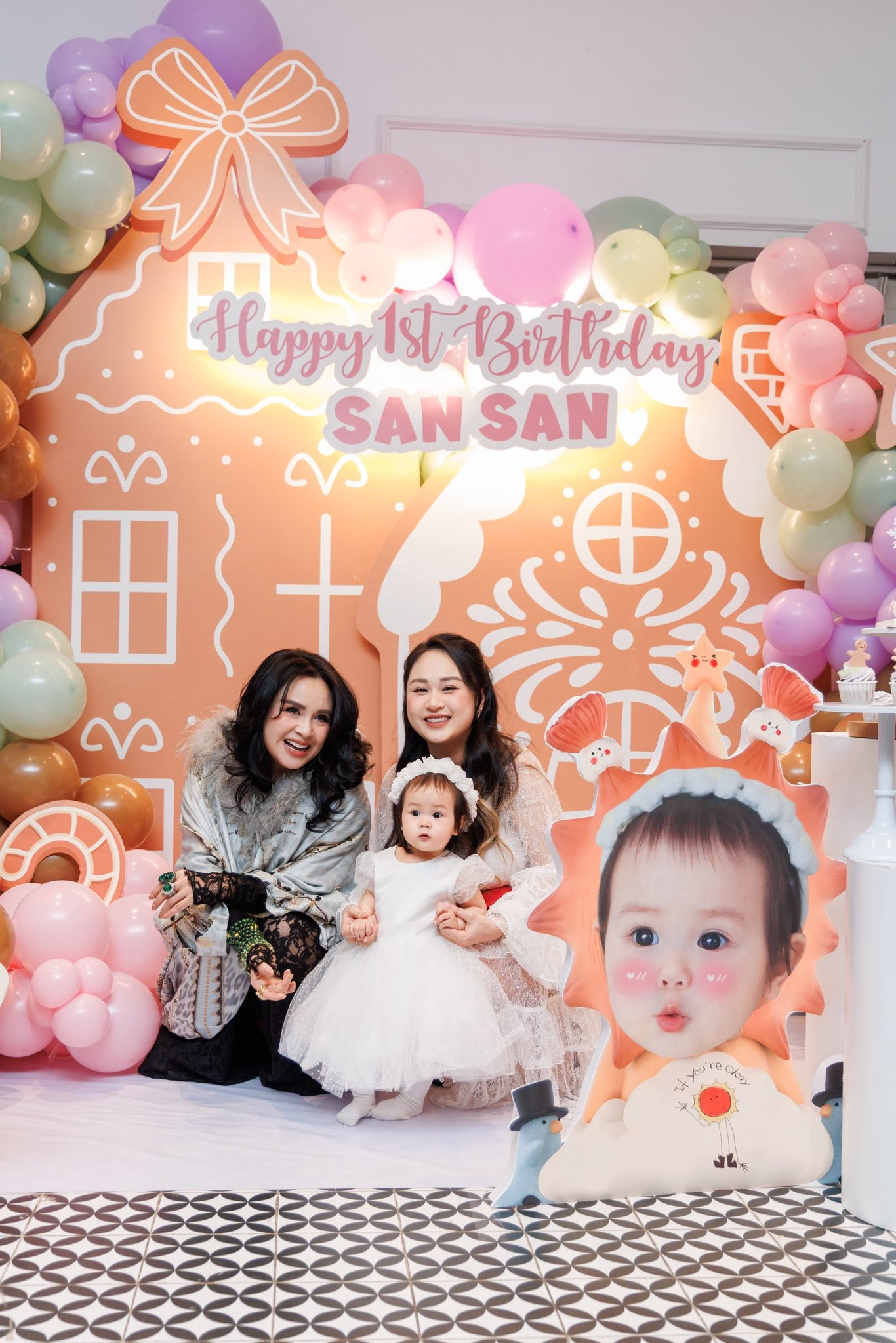 Cháu ngoại NSND Thanh Lam chọn 'cầm mic' trong tiệc đầy năm - Ảnh 7.