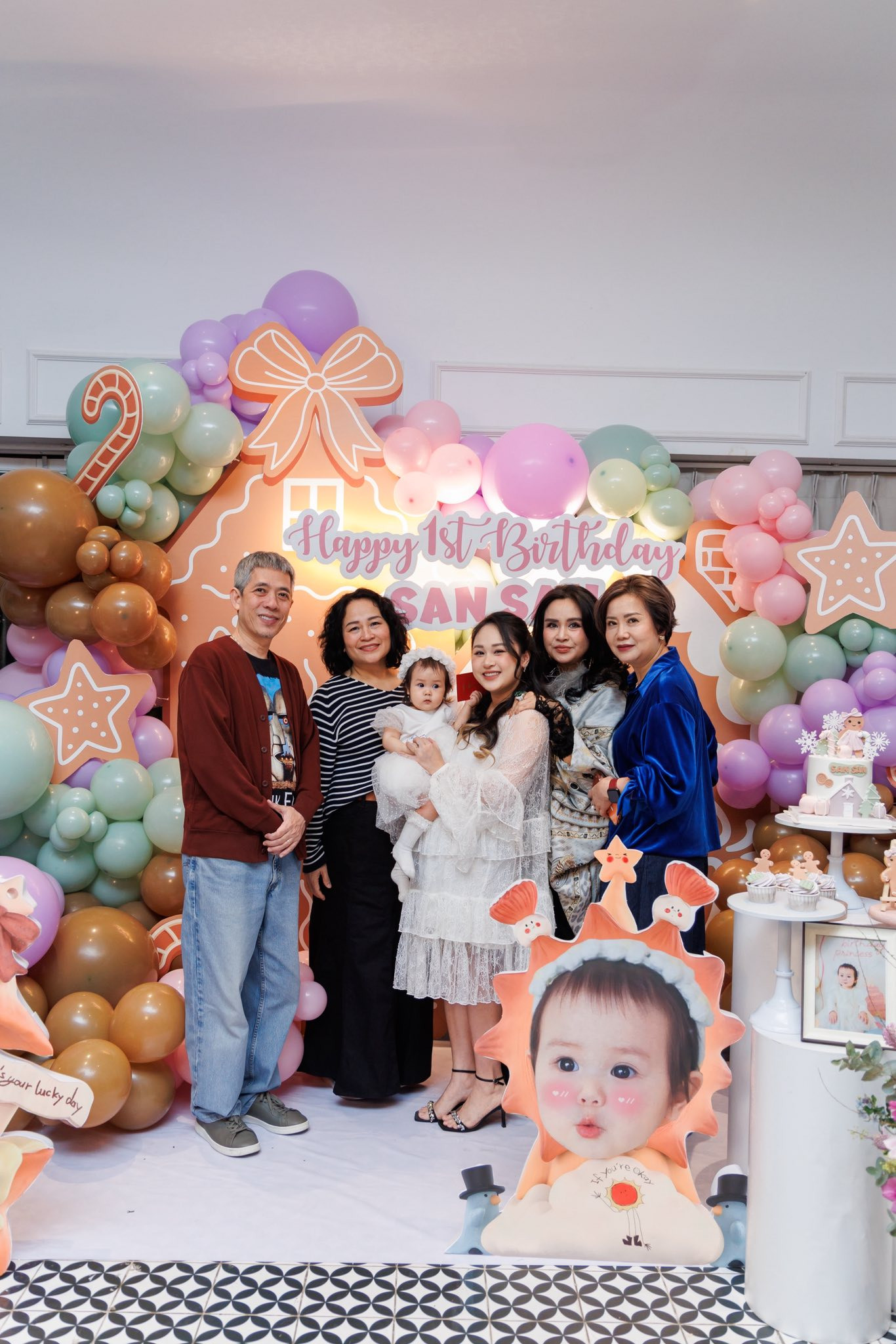 Cháu ngoại NSND Thanh Lam chọn 'cầm mic' trong tiệc đầy năm - Ảnh 5.