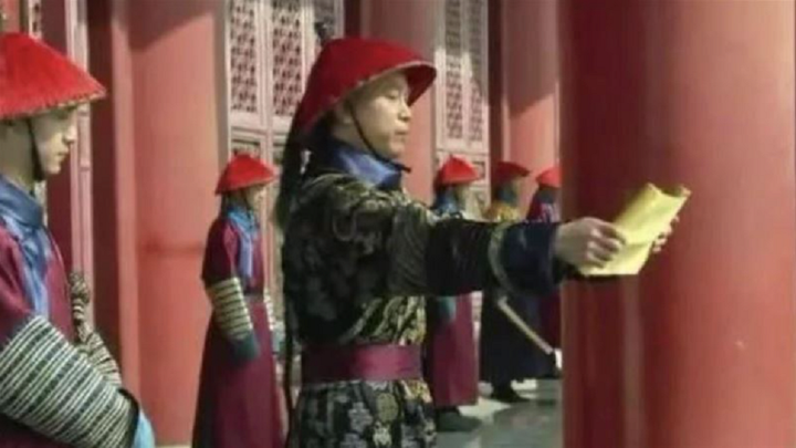 Thái giám đọc to chiếu chỉ của hoàng đế - Hình ảnh thường thấy trong các bộ phim truyền hình của Trung Quốc.