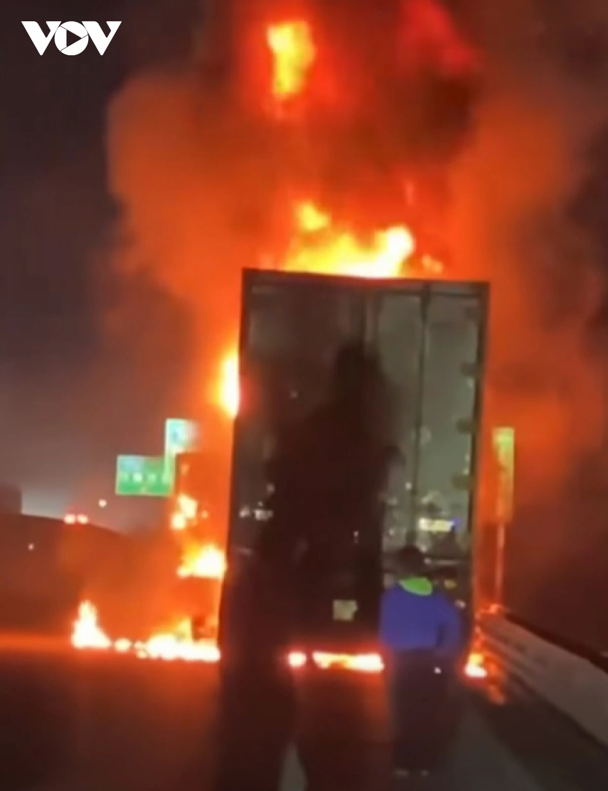 lua bao trum xe dau keo tren cao toc qua nghe an hinh anh 1