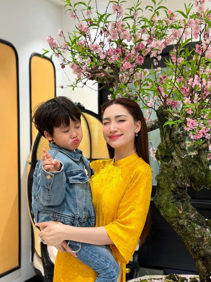 Nữ ca sĩ Hòa Minzy trao trả “tài sản” cho quý tử - Ảnh 6.