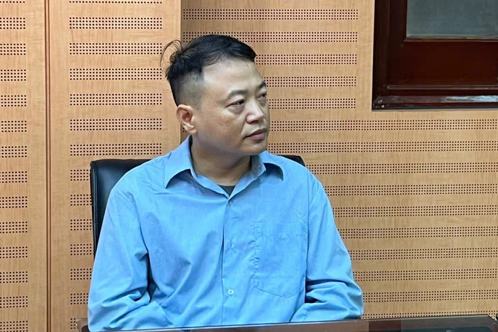 Shark Bình tại cơ quan công an.