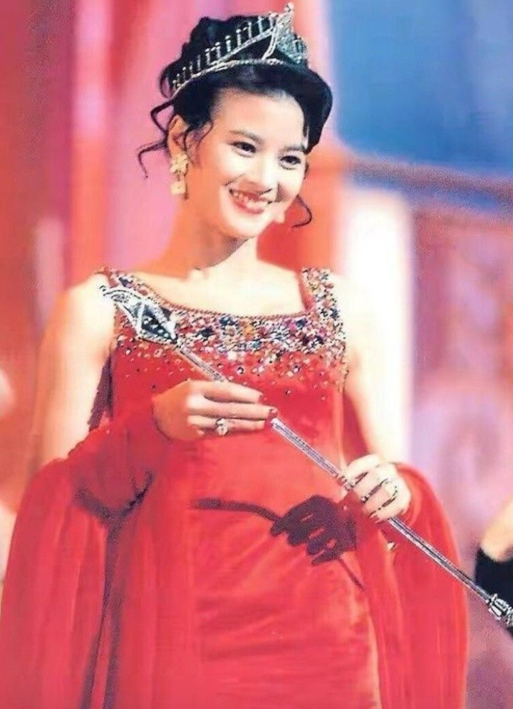 Lê Yến San đăng quang Hoa hậu Châu Á 1985.