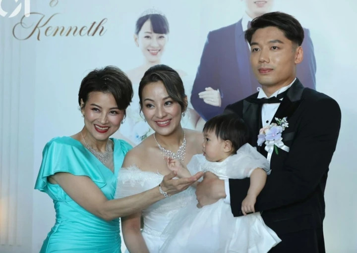 Lê Yến San (trái) bên vợ chồng con gái trong đám cưới.